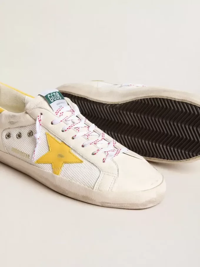 Super-Star för herr i mesh och nappaläder med gul läderstjärna och hälflik Super-Star för herr i mesh och nappaläder med gul läderstjärna och hälflik