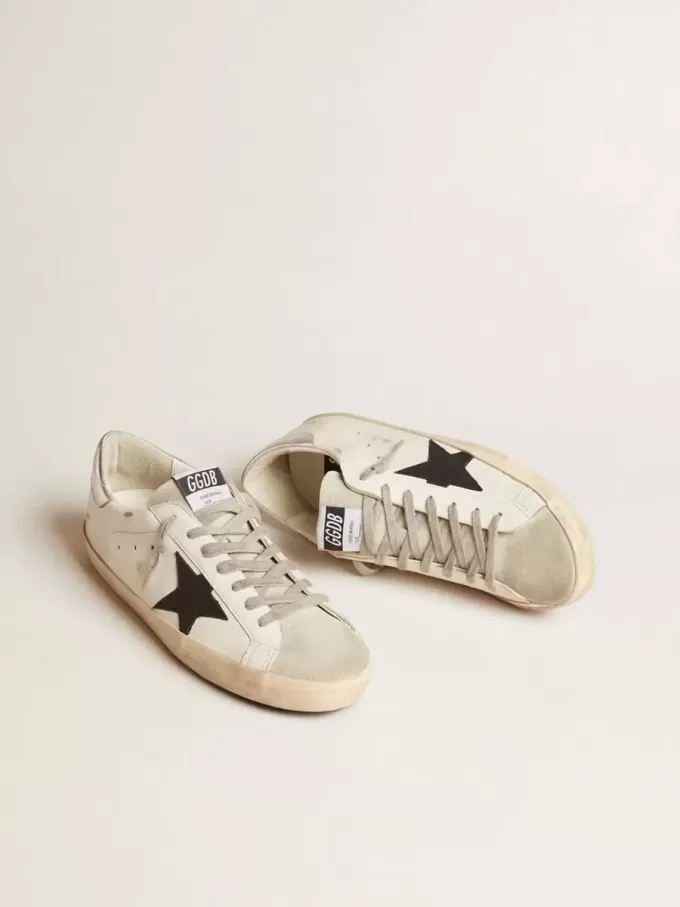 Super-Star för herr i vitt läder med svart nubuckstjärna och silvermetallisk läderflik på hälen Super-Star för herr i vitt läder med svart nubuckstjärna och silvermetallisk läderflik på hälen