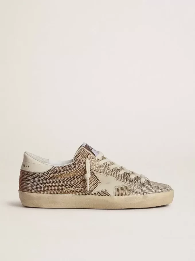 Super-Star i beige mocka och flerfärgade kristaller med krämfärgad läderstjärna och hälflik Super-Star i beige mocka och flerfärgade kristaller med krämfärgad läderstjärna och hälflik