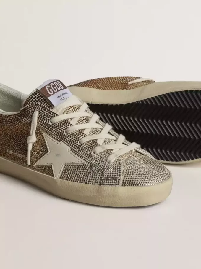 Super-Star i beige mocka och flerfärgade kristaller med krämfärgad läderstjärna och hälflik Super-Star i beige mocka och flerfärgade kristaller med krämfärgad läderstjärna och hälflik