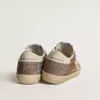 Super-Star i beige mocka och flerfärgade kristaller med krämfärgad läderstjärna och hälflik Super-Star i beige mocka och flerfärgade kristaller med krämfärgad läderstjärna och hälflik
