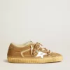 Super-Star i beige mocka och shearling med metallisk läderstjärna Super-Star i beige mocka och shearling med metallisk läderstjärna
