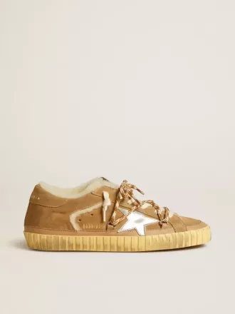 Super-Star i beige mocka och shearling med metallisk läderstjärna