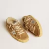 Super-Star i beige mocka och shearling med metallisk läderstjärna Super-Star i beige mocka och shearling med metallisk läderstjärna
