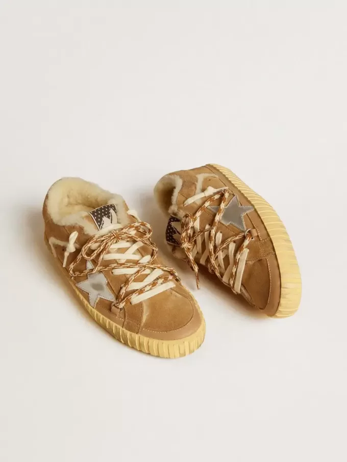 Super-Star i beige mocka och shearling med metallisk läderstjärna Super-Star i beige mocka och shearling med metallisk läderstjärna
