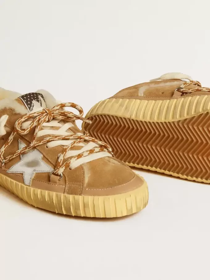 Super-Star i beige mocka och shearling med metallisk läderstjärna Super-Star i beige mocka och shearling med metallisk läderstjärna