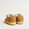 Super-Star i beige mocka och shearling med metallisk läderstjärna Super-Star i beige mocka och shearling med metallisk läderstjärna