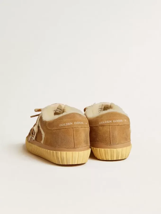 Super-Star i beige mocka och shearling med metallisk läderstjärna Super-Star i beige mocka och shearling med metallisk läderstjärna