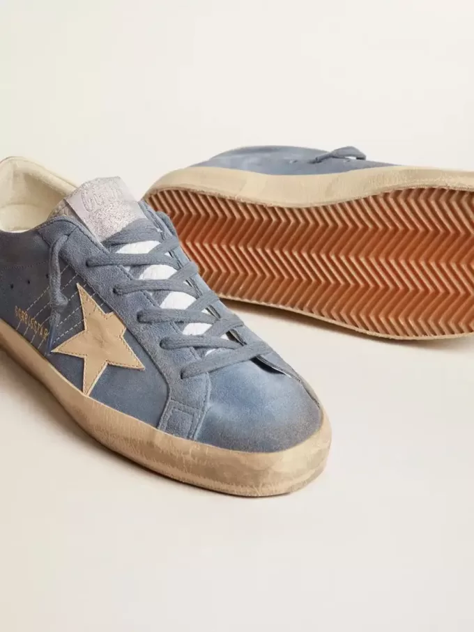 Super-Star i ljusblå mocka med beige läderstjärna och hälflik Super-Star i ljusblå mocka med beige läderstjärna och hälflik