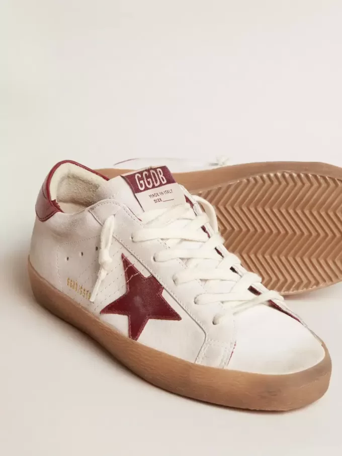 Super-Star i vitt mocka med burgundy läderstjärna och hälflik Super-Star i vitt mocka med burgundy läderstjärna och hälflik