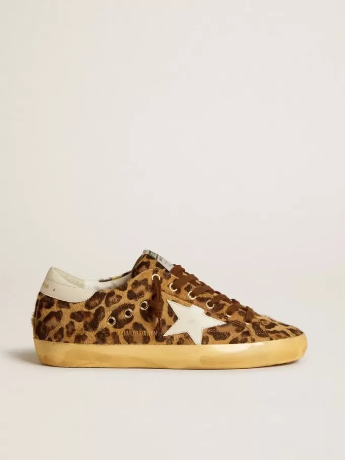 Super-Star LTD för damer i leopardmönstrat ponnyläder med läderstjärna och hälflik Super-Star LTD för damer i leopardmönstrat ponnyläder med läderstjärna och hälflik