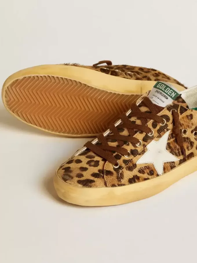 Super-Star LTD för damer i leopardmönstrat ponnyläder med läderstjärna och hälflik Super-Star LTD för damer i leopardmönstrat ponnyläder med läderstjärna och hälflik