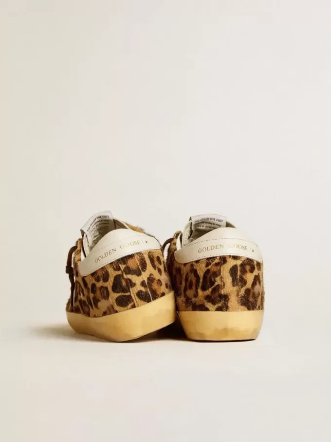 Super-Star LTD för damer i leopardmönstrat ponnyläder med läderstjärna och hälflik Super-Star LTD för damer i leopardmönstrat ponnyläder med läderstjärna och hälflik
