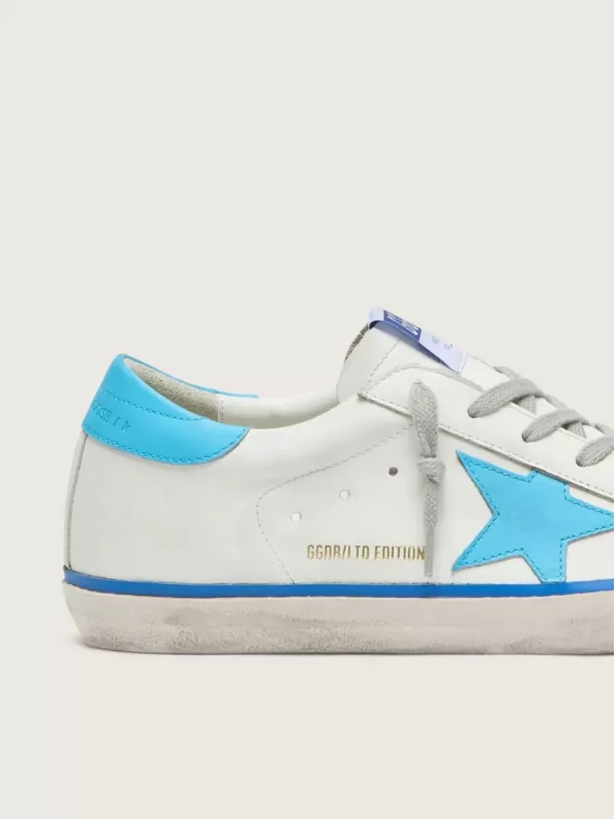 Super-Star LTD för damer i vitt läder med ljusblå läderstjärna och hälflik Super-Star LTD för damer i vitt läder med ljusblå läderstjärna och hälflik