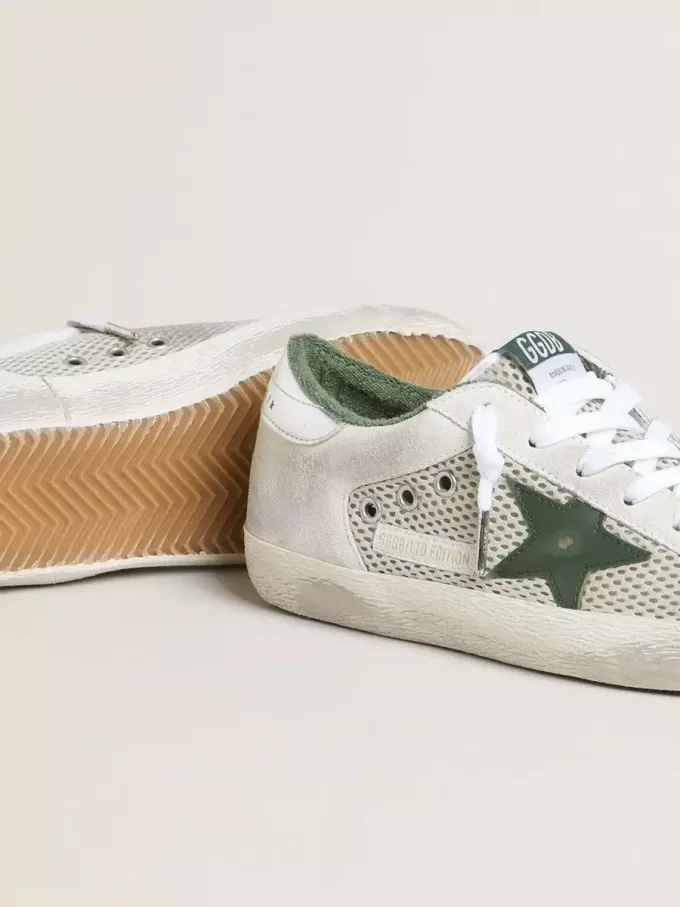Super-Star LTD för damer i vitt mocka och mesh med grön läderstjärna och silverfolierad läderklackflik Super-Star LTD för damer i vitt mocka och mesh med grön läderstjärna och silverfolierad läderklackflik