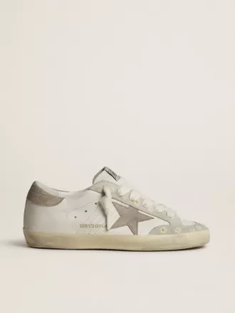 Super-Star LTD för damer med beige mockastjärna och hälflik samt blommig brodyr