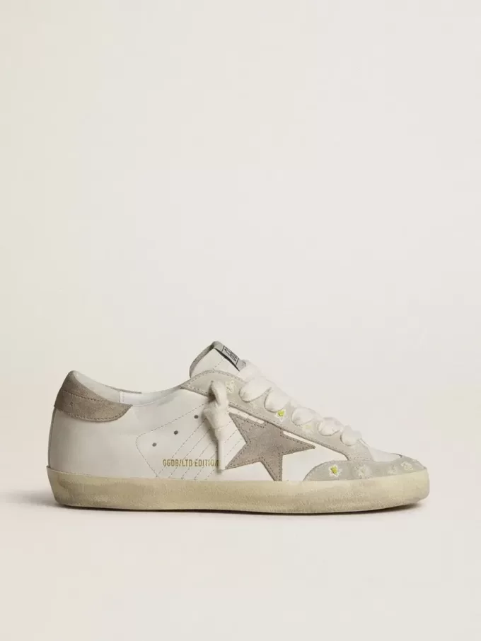 Super-Star LTD för damer med beige mockastjärna och hälflik samt blommig brodyr Super-Star LTD för damer med beige mockastjärna och hälflik samt blommig brodyr
