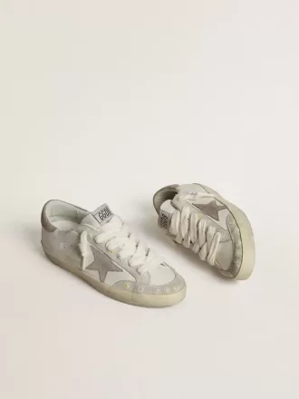 Super-Star LTD för damer med beige mockastjärna och hälflik samt blommig brodyr