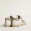 Super-Star LTD för damer med beige mockastjärna och hälflik samt blommig brodyr Super-Star LTD för damer med beige mockastjärna och hälflik samt blommig brodyr