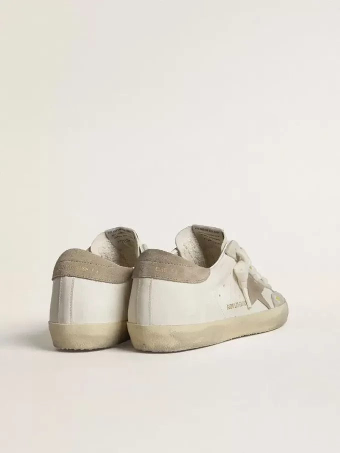 Super-Star LTD för damer med beige mockastjärna och hälflik samt blommig brodyr Super-Star LTD för damer med beige mockastjärna och hälflik samt blommig brodyr