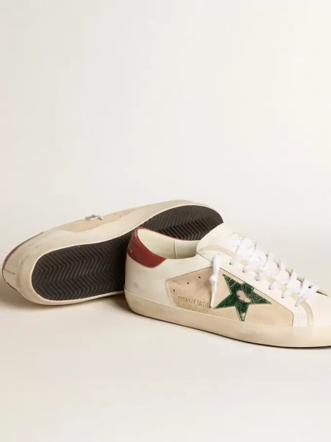 Super-Star LTD för herr i mocka med grön metallicstjärna och röd hälflik Super-Star LTD för herr i mocka med grön metallicstjärna och röd hälflik