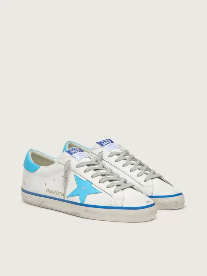 Super-Star LTD för herr i vitt läder med ljusblå läderstjärna och hälflik Super-Star LTD för herr i vitt läder med ljusblå läderstjärna och hälflik