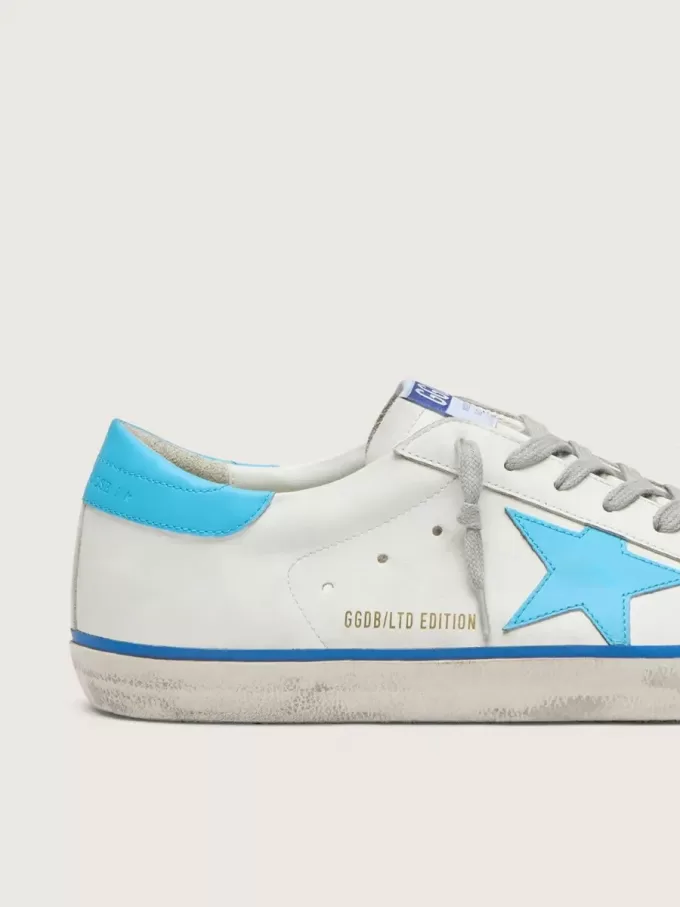Super-Star LTD för herr i vitt läder med ljusblå läderstjärna och hälflik Super-Star LTD för herr i vitt läder med ljusblå läderstjärna och hälflik
