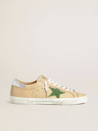 Super-Star LTD i beige läder med grön mockastjärna och silverfolierad läderklackflik Super-Star LTD i beige läder med grön mockastjärna och silverfolierad läderklackflik