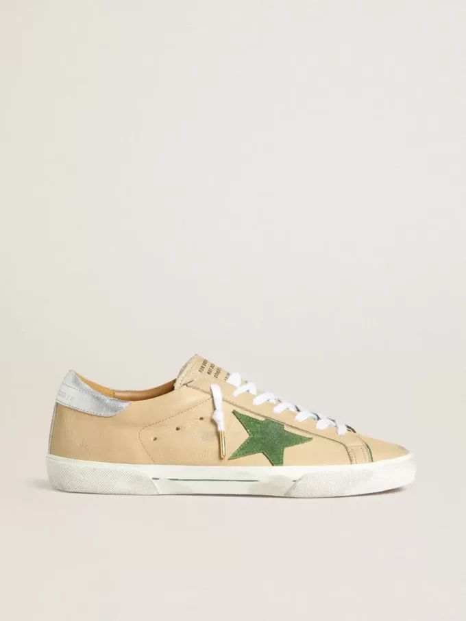 Super-Star LTD i beige läder med grön mockastjärna och silverfolierad läderklackflik Super-Star LTD i beige läder med grön mockastjärna och silverfolierad läderklackflik