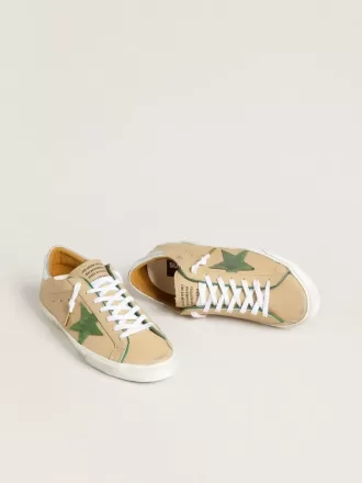 Super-Star LTD i beige läder med grön mockastjärna och silverfolierad läderklackflik Super-Star LTD i beige läder med grön mockastjärna och silverfolierad läderklackflik
