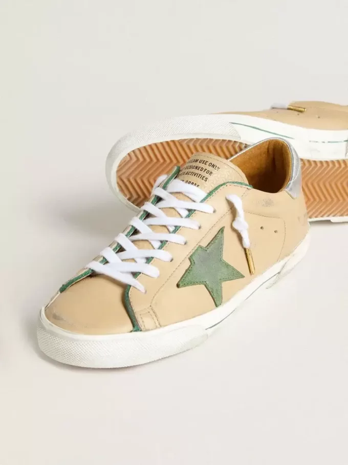 Super-Star LTD i beige läder med grön mockastjärna och silverfolierad läderklackflik Super-Star LTD i beige läder med grön mockastjärna och silverfolierad läderklackflik