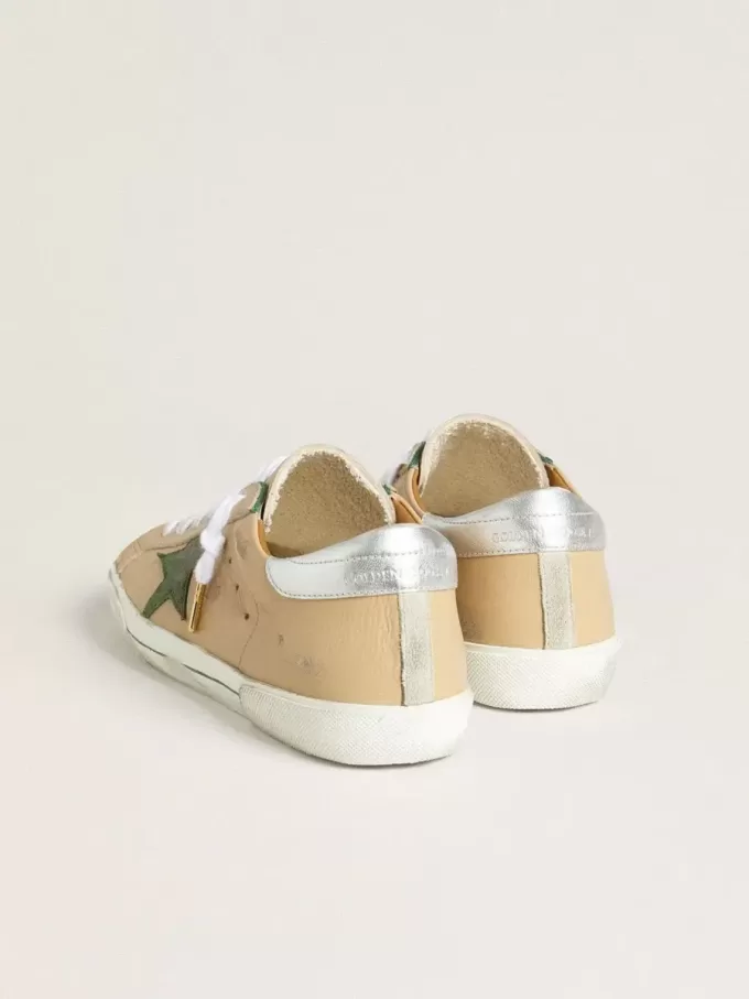 Super-Star LTD i beige läder med grön mockastjärna och silverfolierad läderklackflik Super-Star LTD i beige läder med grön mockastjärna och silverfolierad läderklackflik