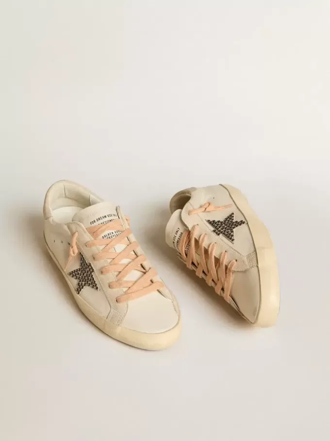 Super-Star LTD i läder med beige mockastjärna med Swarovski-nitar Super-Star LTD i läder med beige mockastjärna med Swarovski-nitar