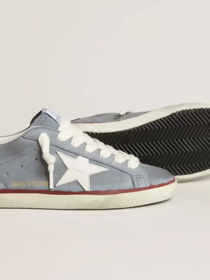 Super-Star LTD i ljusblått nubuckläder med vit läderstjärna och brun läderhälflik Super-Star LTD i ljusblått nubuckläder med vit läderstjärna och brun läderhälflik