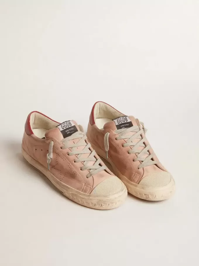 Super-Star LTD i rosa nubuck med perforerad stjärna och läderflik på hälen Super-Star LTD i rosa nubuck med perforerad stjärna och läderflik på hälen