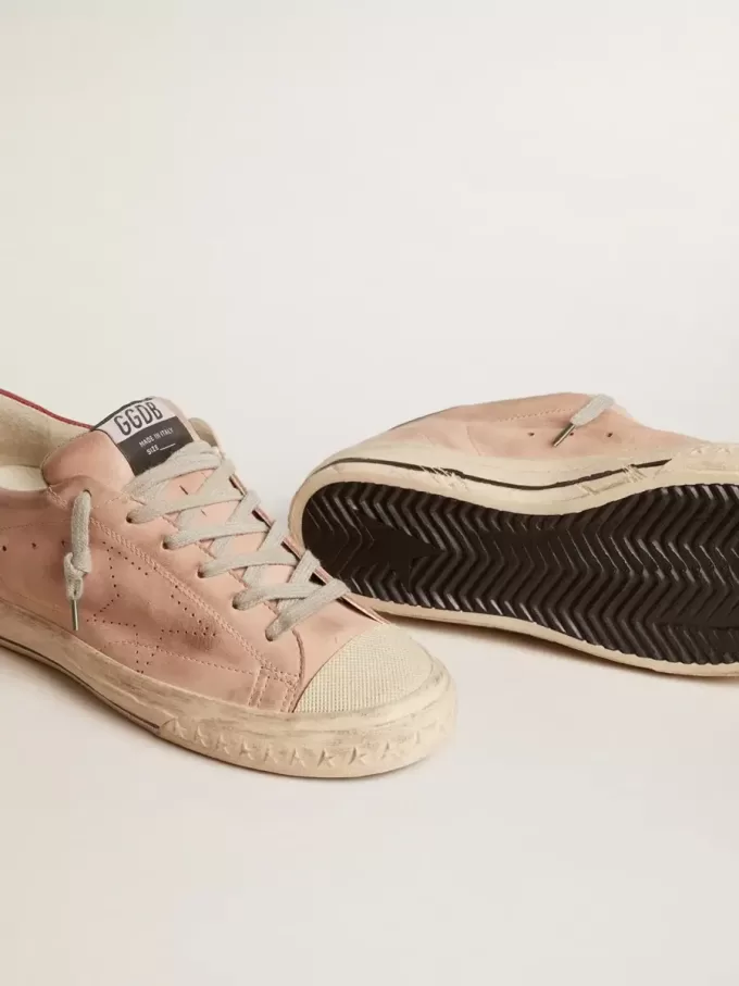 Super-Star LTD i rosa nubuck med perforerad stjärna och läderflik på hälen Super-Star LTD i rosa nubuck med perforerad stjärna och läderflik på hälen
