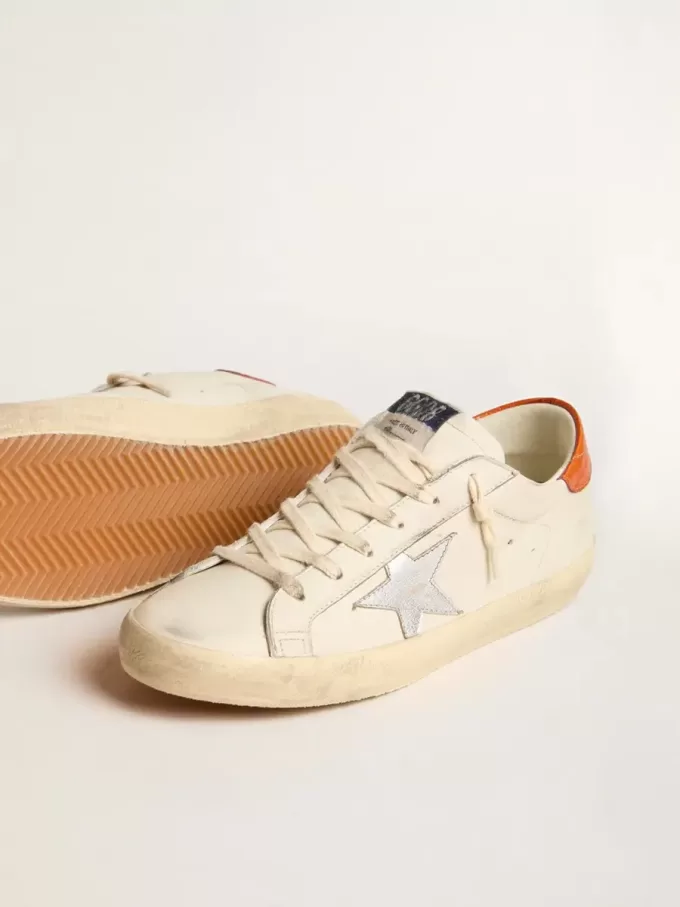 Super-Star LTD med silverfärgad läderstjärna och läderflik med krokodilprägling på hälen Super-Star LTD med silverfärgad läderstjärna och läderflik med krokodilprägling på hälen