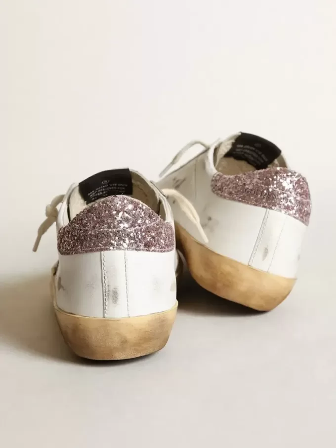 Super-Star med en solbränd stjärna och rosa glitter på hälfliken Super-Star med en solbränd stjärna och rosa glitter på hälfliken