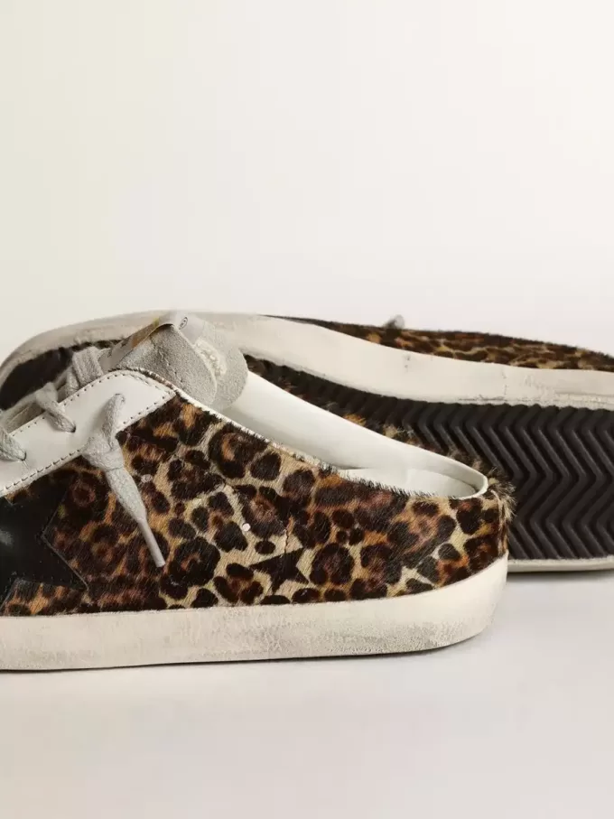 Super-Star Sabot för dam i leopardmönstrat ponnyskinn med svart stjärna Super-Star Sabot för dam i leopardmönstrat ponnyskinn med svart stjärna