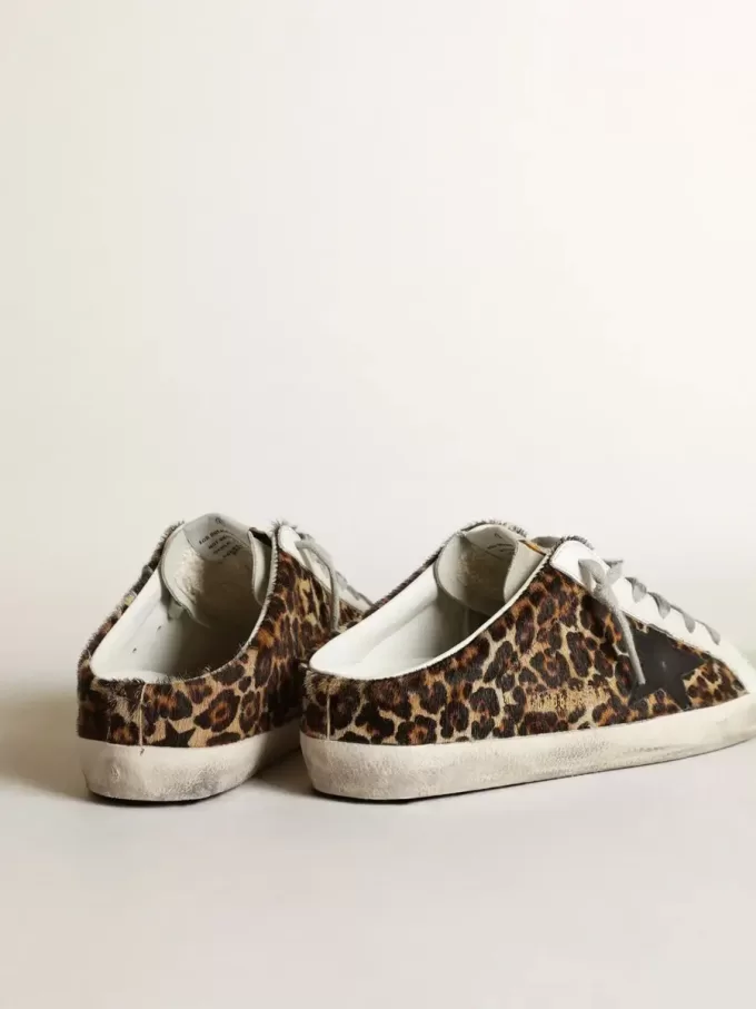 Super-Star Sabot för dam i leopardmönstrat ponnyskinn med svart stjärna Super-Star Sabot för dam i leopardmönstrat ponnyskinn med svart stjärna