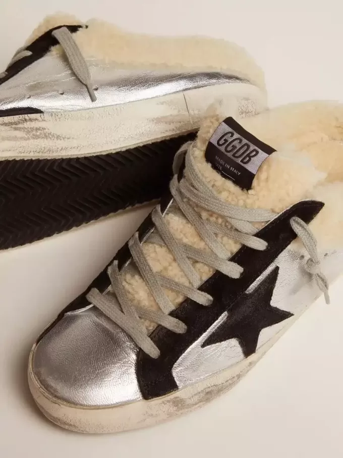 Super-Star Sabot för dam i silverlaminerat läder med svart stjärna Super-Star Sabot för dam i silverlaminerat läder med svart stjärna
