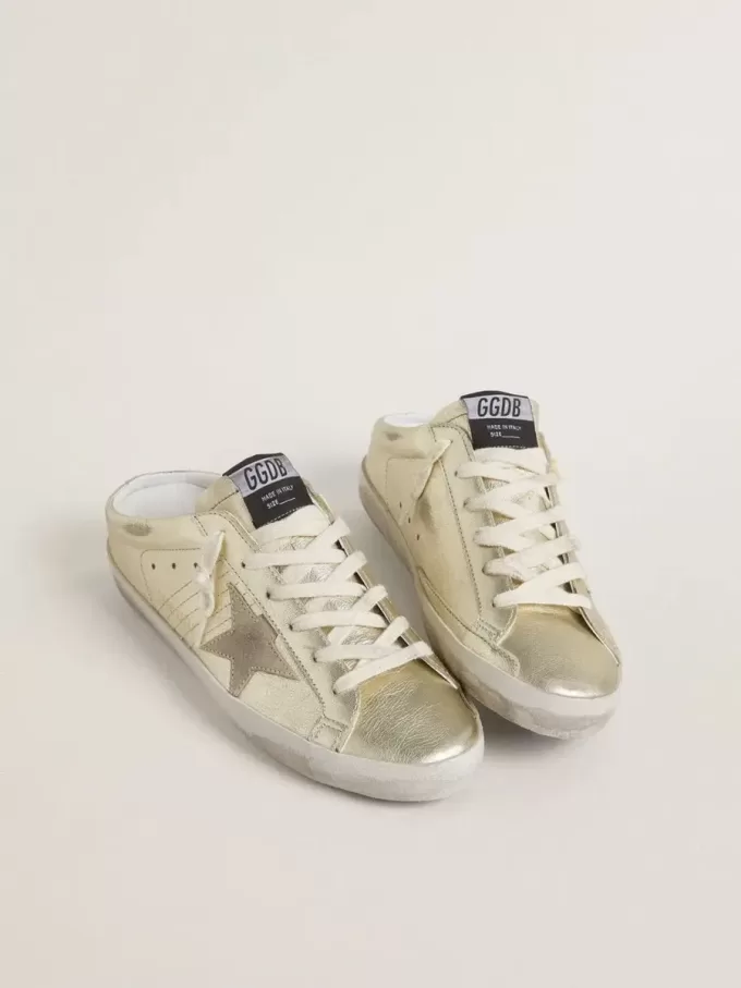 Super-Star Sabots i platinafolierat läder med beige mockastjärna Super-Star Sabots i platinafolierat läder med beige mockastjärna