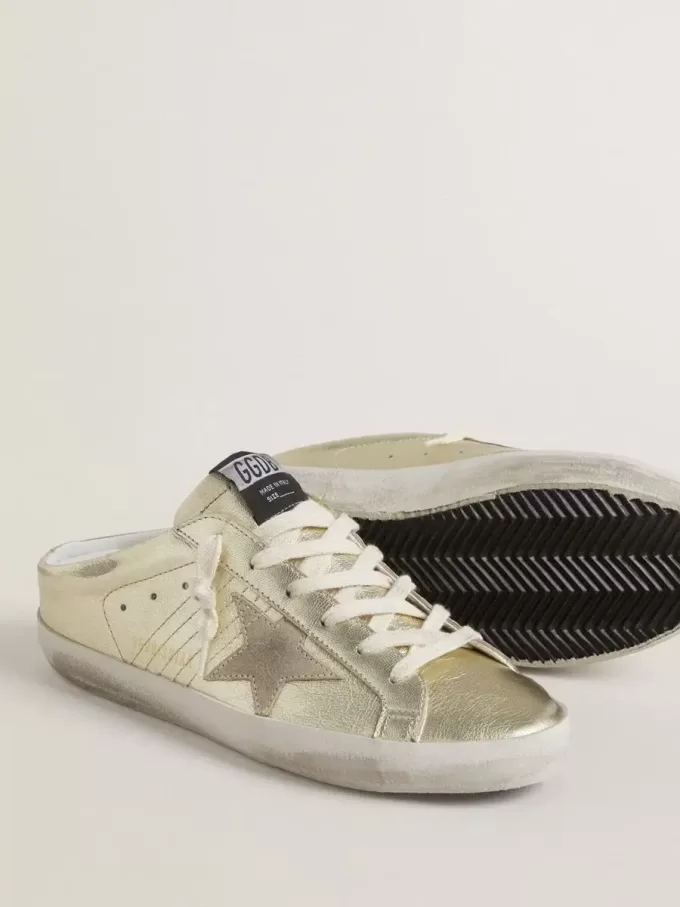Super-Star Sabots i platinafolierat läder med beige mockastjärna Super-Star Sabots i platinafolierat läder med beige mockastjärna