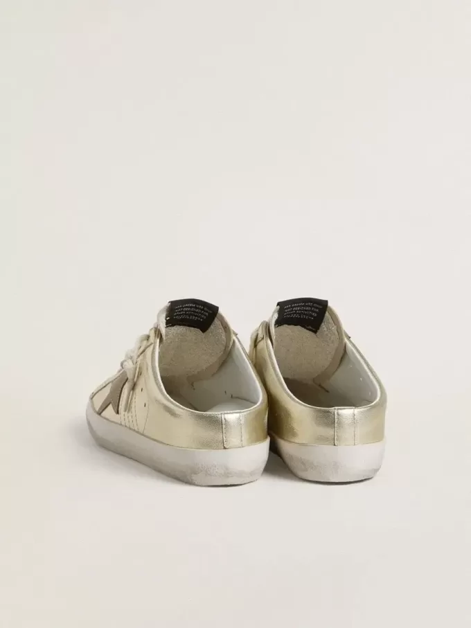 Super-Star Sabots i platinafolierat läder med beige mockastjärna Super-Star Sabots i platinafolierat läder med beige mockastjärna