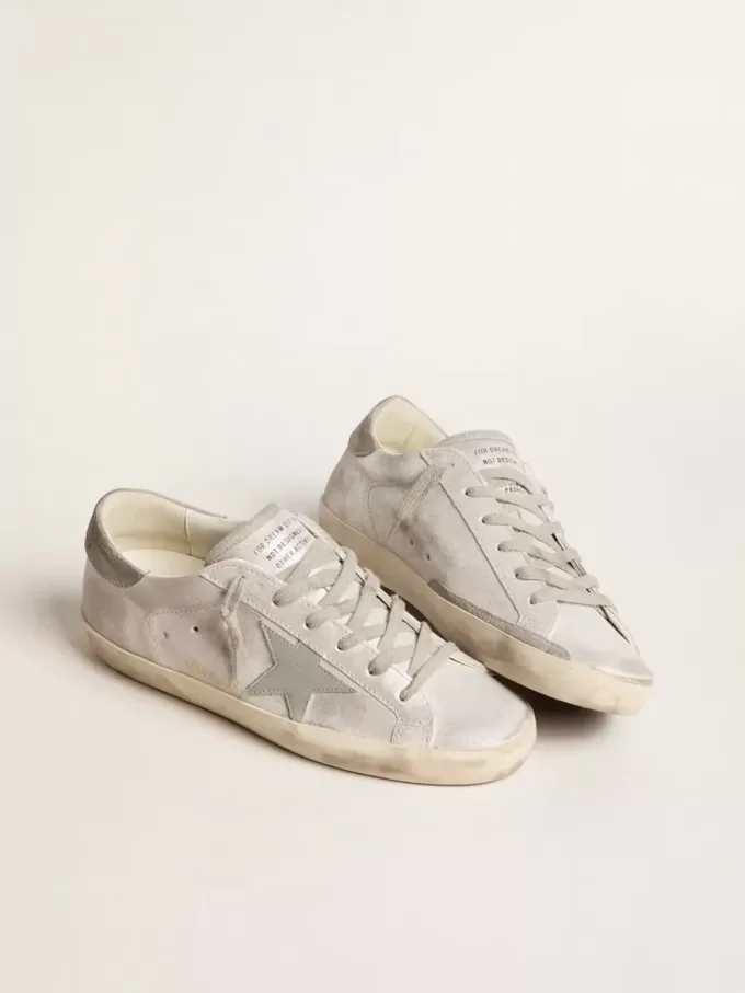 Super-Star sneakers i gråvitt glitterläder med läderstjärna Super-Star sneakers i gråvitt glitterläder med läderstjärna