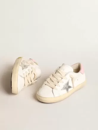 Super-Star Young med silverfärgad läderstjärna och rosa hälflik