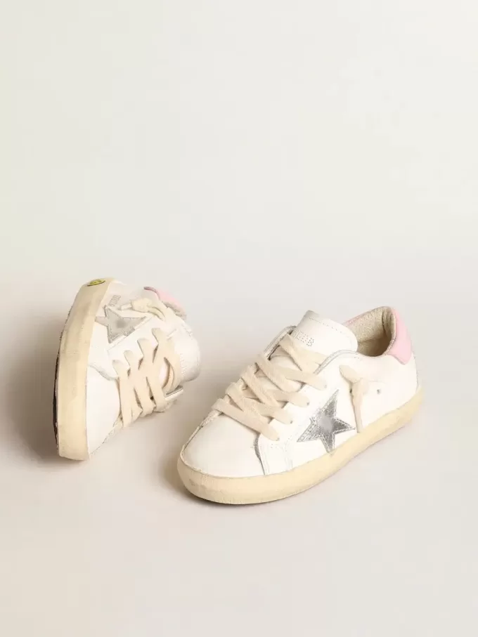 Super-Star Young med silverfärgad läderstjärna och rosa hälflik Super-Star Young med silverfärgad läderstjärna och rosa hälflik