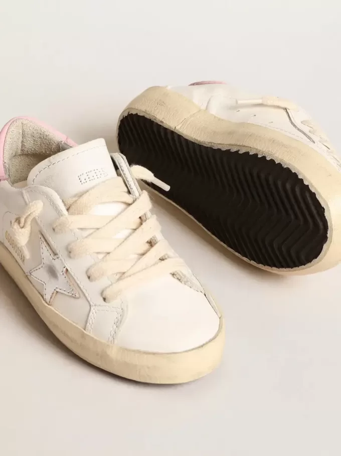 Super-Star Young med silverfärgad läderstjärna och rosa hälflik Super-Star Young med silverfärgad läderstjärna och rosa hälflik