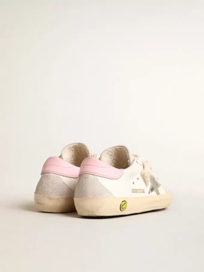 Super-Star Young med silverfärgad läderstjärna och rosa hälflik Super-Star Young med silverfärgad läderstjärna och rosa hälflik