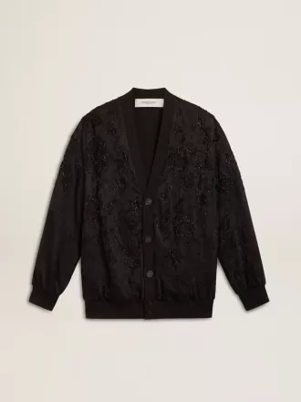 Svart damkofta med ton-i-ton-broderi i toile de jouy-stil